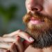 découvrez comment hydrater votre barbe efficacement sans laisser de film gras, pour un style impeccable et naturel au quotidien.