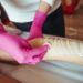 Application de cire sans bande sur la jambe pour une épilation nette.
